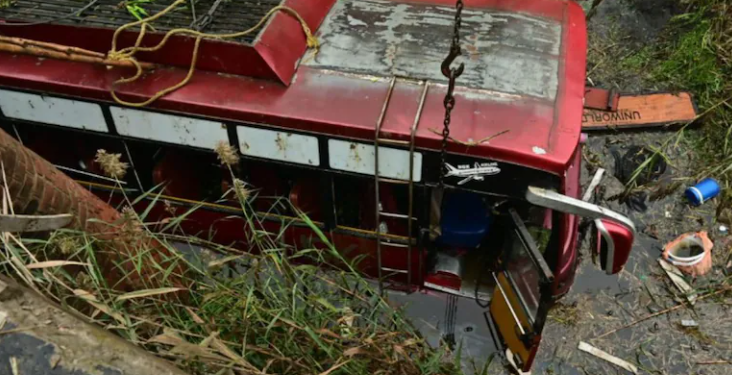 ধাৰাসাৰ বৰষুণৰ মাজতে দলঙৰ পৰা বাগৰিল যাত্ৰীবাহী বাছ; ৮ জনৰ মৃত্যু