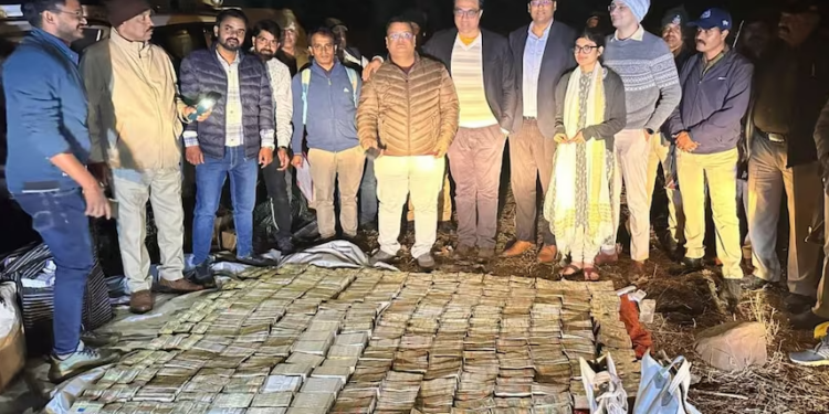 হাবিৰ মাজত এখন বাহন, বাহনৰ ভিতৰত ৫২ কেজি সোণ আৰু কোটি কোটি টকা… পঢ়ক সবিশেষ