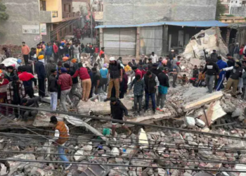 হঠাৎ খহি পৰিল এটা চাৰি মহলীয়া অট্টালিকা; ক্ষীপ্ৰ গতিত চলি আছে উদ্ধাৰ অভিযান