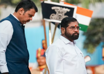 একনাথ সিন্দেক সাক্ষাৎ কৰিবলৈ মুখ্যমন্ত্ৰী আৱাসত উপস্থিত দেৱেন্দ্ৰ ফাড়নাৱিছ