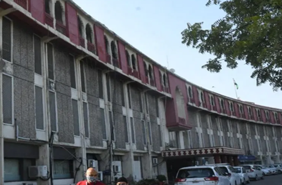 ব্যৱসায়ীৰ বাসগৃহৰ পৰা উদ্ধাৰ আধা কুইণ্টল সোণৰ লগতে ৪ কোটি নগদ ধন, স্তম্ভিত সকলো