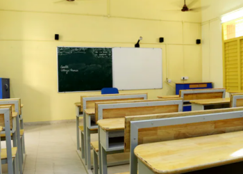 ৰাজধানী দিল্লীত হঠাতে  কিয় বন্ধ হৈ গ’ল বহু বিদ্যালয় ?