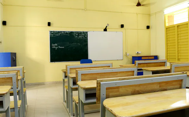 ৰাজধানী দিল্লীত হঠাতে  কিয় বন্ধ হৈ গ’ল বহু বিদ্যালয় ?