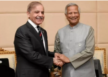 উলোটা গংগা বোৱাবলৈ সাজু বাংলাদেশ, ৪ মাহৰ ভিতৰত ২য়বাৰৰ বাবে মহম্মদ ইউনুছৰ পাকিস্তানৰ প্ৰধানমন্ত্ৰীক সাক্ষাৎ