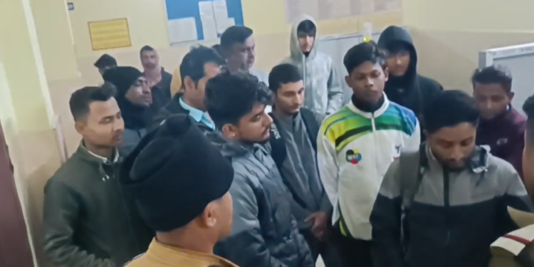 কলিয়াবৰত ভয়ংকৰ ঘটনা, চালক-হেণ্ডিমেনৰ আঘাতত অপদস্থ যুৱক