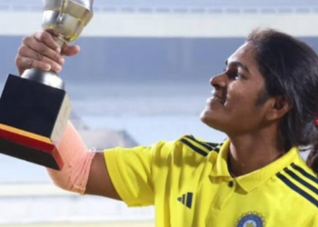 ক্ৰিকেটৰ বাবে আধাতে পঢ়া এৰা ছিমৰন হ’ল কোটিপতি