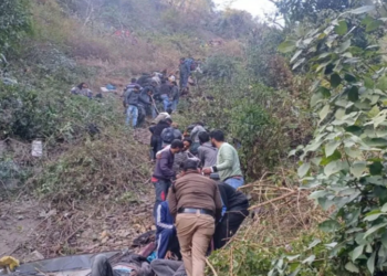 ১৫০০ ফুট দ খাৱৈত বাগৰিল যাত্ৰীবাহী বাছ, শিশুসহ চাৰিজন লোকৰ মৃত্যু