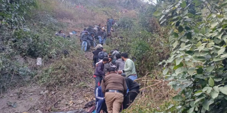 ১৫০০ ফুট দ খাৱৈত বাগৰিল যাত্ৰীবাহী বাছ, শিশুসহ চাৰিজন লোকৰ মৃত্যু