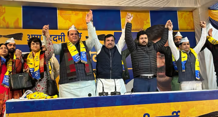 ভোটগ্ৰহণৰ পূৰ্বে বিজেপিত মোক্ষম আঘাত; দলে-বলে আপত যোগদান জ্যেষ্ঠ নেতাৰ