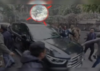 নিৰ্বাচনৰ প্ৰচাৰৰ মাজতে অৰবিন্দ কেজৰিৱালৰ বাহনৰ ওপৰত আক্ৰমণ দুৰ্বৃত্তৰ