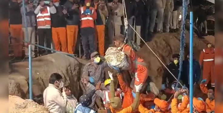 ১০ দিনৰ মূৰত উদ্ধাৰ হ’ল ৩ বছৰীয়া চেতনা; পৰিছিল ৭০০ ফুট দ’ গাঁতত