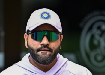 ৰোহিত শৰ্মাৰ পূৰ্বে কোনজন ভাৰতীয় অধিনায়কক মূল একাদশৰ পৰা বাহিৰ কৰা হৈছিল?