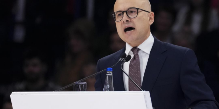 এটা ৰে’ল ষ্টেচনৰ ছাদে কাঢ়ি লৈ গ’ল প্ৰধানমন্ত্ৰীৰ চকী