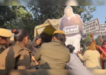 কেজৰিৱালৰ বাসগৃহৰ বাহিৰত জাৱৰ পেলাই আটক হ’ল সাংসদ স্বাতী মালিৱাল