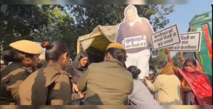 কেজৰিৱালৰ বাসগৃহৰ বাহিৰত জাৱৰ পেলাই আটক হ’ল সাংসদ স্বাতী মালিৱাল