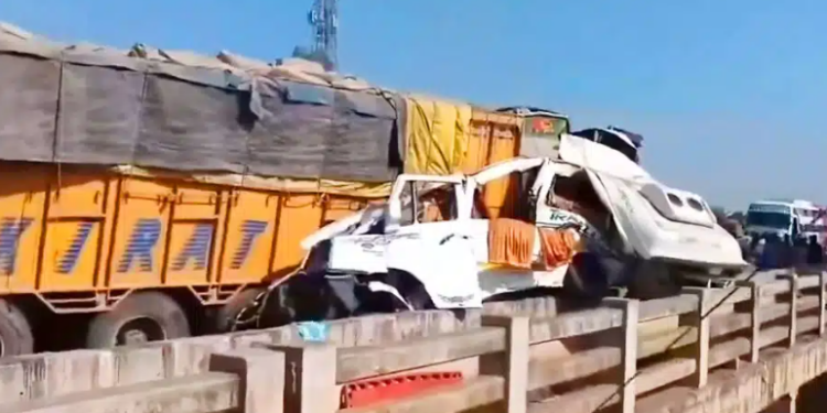 ভয়ংকৰ পথ দুৰ্ঘটনা; মহাকুম্ভৰ পৰা ওভতা ৭ ভক্তৰ মৃত্যু, গুৰুতৰভাৱে আহত দুজন