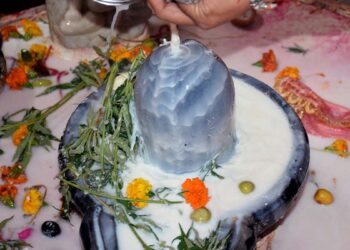 এইবাৰ মহাশিৱৰাত্ৰীত ঘূৰিব আপোনাৰ সৌভাগ্যৰ চকৰি, জানক কিদৰে কৰিব ৰুদ্ৰাভিষেক?