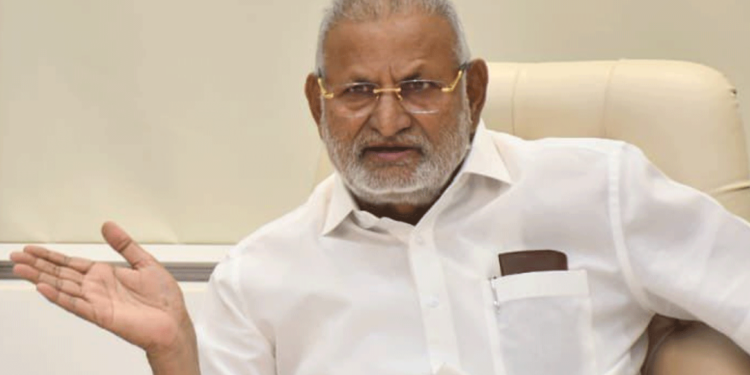 কৃষি মন্ত্ৰী আৰু তেওঁৰ ভাতৃক ২ বছৰৰ শাস্তি; ভুৱা নথি-পত্ৰৰে সৰকাইছিল মুখ্যমন্ত্ৰী কোটাৰ ফ্লেট…
