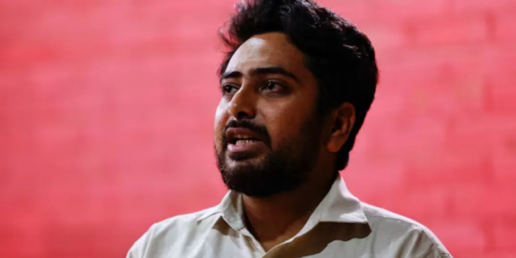 শ্বেখ হাছিনা চৰকাৰক ক্ষমতাৰ পৰা উৎখাত কৰা ছাত্ৰ নেতাৰ অন্তৱৰ্তীকালীন চৰকাৰৰ পৰা পদত্যাগ