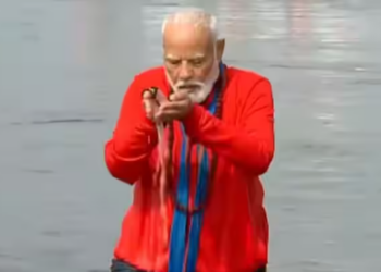 আজি মহাকুম্ভত মহাস্নান কৰিলে প্ৰধানমন্ত্ৰী নৰেন্দ্ৰ মোদীয়ে