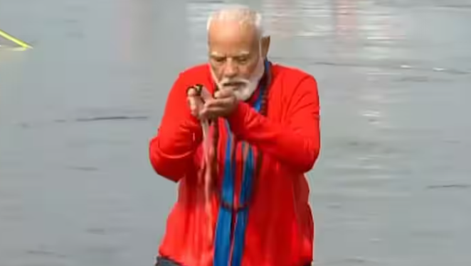 আজি মহাকুম্ভত মহাস্নান কৰিলে প্ৰধানমন্ত্ৰী নৰেন্দ্ৰ মোদীয়ে