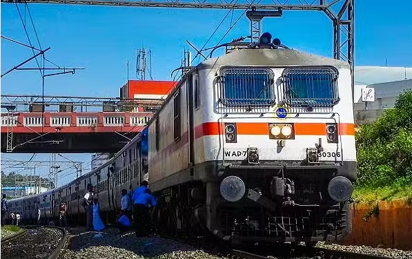 ৰে’লযাত্ৰীৰ বাবে সুখবৰ, Indian Railways য়ে মুকলি কৰিছে ‘SwaRail’ এপ