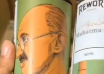 পানীয় কোম্পানীৰ পাত্ৰত জাতিৰ পিতা মহাত্মা গান্ধীৰ ফটো