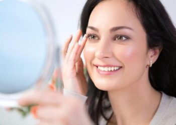 ৰুক্ষ ছালৰ পৰা হাত সাৰিবলৈ ৪০ৰোৰ্ধৰ মহিলাই কৰক এইকেইটা ব্যায়াম…