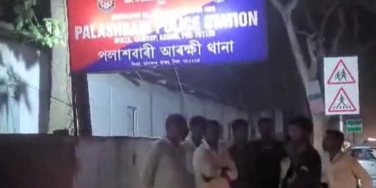 কন্যাৰ তোলনীয়া বিয়াৰ নিমন্ত্ৰণ দিবলৈ গৈ প্ৰাণ হেৰুৱালে মাতৃয়ে, গুৰুতৰভাৱে আহত পিতৃ