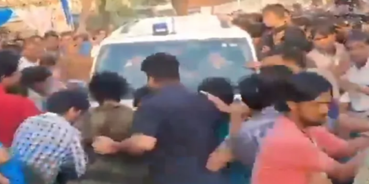 বিশ্ববিদ্যালয়ৰ ভিতৰত শিক্ষা মন্ত্ৰীক আক্ৰমণ! SFIৰ বিৰুদ্ধে গুৰুতৰ অভিযোগ