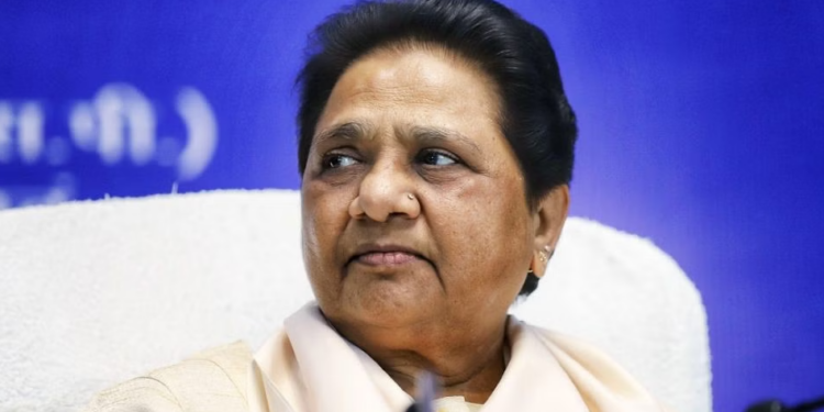 মায়াৱতীৰ কঠোৰ সিদ্ধান্ত; ভতিজা আকাশ আনন্দক সকলো পদৰ পৰা অপসাৰণ