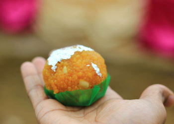 আজি ৰাধা-কৃষ্ণৰ নগৰীত লাড্ডু মাৰ হোলী, কিয় পালন কৰা হয় এই উৎসৱ?