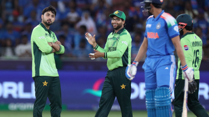 ভাৰতীয় ক্ৰিকেটাৰক ইতিকিং, বিপদত পাকিস্তানী বলাৰ!