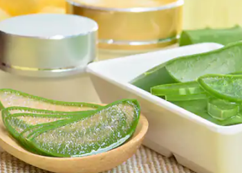 ৰাতি শোৱাৰ পূৰ্বে মুখত এলোভেৰা আৰু গোলাপৰ পানী লগালে জিলিকি উঠিব আপোনাৰ ছাল!