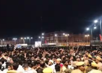 যি মছজিদত প্ৰথমে হিন্দুসকলে পুষ্পবৃষ্টি কৰিছিল, সেই মছজিদত এতিয়া ‘জয় শ্ৰী ৰাম’ ধ্বনি, বিধায়ক বালমুকুণ্ডৰ বিৰুদ্ধে FIRৰ দাবী