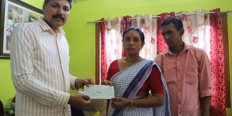 কথা দি কথা ৰাখিলে বিধায়ক ভৱেশ কলিতাই; ধৰ্মেন্দ্ৰ নাথৰ দুৰ্ভগীয়া পৰিয়ালক আগবঢ়ালে আৰ্থিক সাহায্য