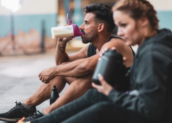 ৱৰ্কআউটৰ পূৰ্বে নে পিছত সেৱন কৰিব লাগে প্ৰ’টিন শ্বেক? জানক বিশেষজ্ঞৰ পৰা সবিশেষ