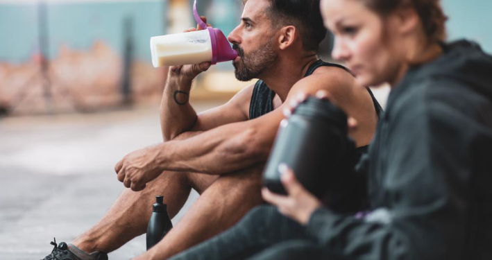 ৱৰ্কআউটৰ পূৰ্বে নে পিছত সেৱন কৰিব লাগে প্ৰ’টিন শ্বেক? জানক বিশেষজ্ঞৰ পৰা সবিশেষ