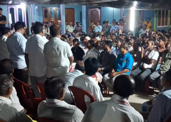 আভ্যন্তৰীণ কন্দলে জুৰুলা কৰা কংগ্ৰেছত খহনীয়া; ৩০০ৰো অধিক নেতা-কৰ্মীৰ দল ত্যাগ