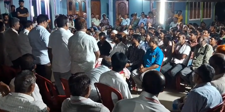 আভ্যন্তৰীণ কন্দলে জুৰুলা কৰা কংগ্ৰেছত খহনীয়া; ৩০০ৰো অধিক নেতা-কৰ্মীৰ দল ত্যাগ