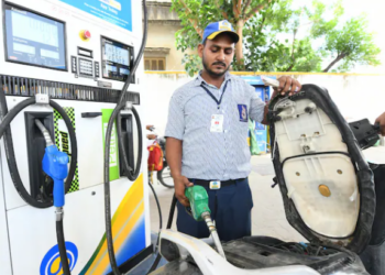 প্ৰতি লিটাৰ পেট্ৰ’ল আৰু ডিজেলত ২ টকাকৈ আবকাৰী শুল্ক বৃদ্ধি; কি প্ৰভাৱ পৰিব গ্ৰাহকৰ ওপৰত?