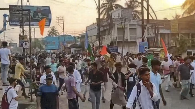 ‘উগ্ৰ প্ৰদৰ্শনৰ সৈতে জড়িত হ’ব নালাগে মুছলমান, ইয়াৰ দ্বাৰা কেৱল ক্ষতিহে হয়’ মৌলানাৰ আহ্বান