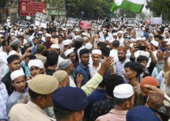 মুৰ্ছিদাবাদৰ হিংসাৰ বিৰুদ্ধে বাৰাণসীত ক্ষোভ, হিন্দু-মুছলমানে একেলগে সাব্যস্ত কৰে প্ৰতিবাদ