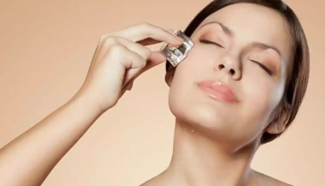 আপুনিও বাৰু মুখত বৰফ প্ৰয়োগ কৰে নেকি? হওক সতৰ্ক, আপোনাৰ সৌন্দৰ্য্য হ’ব ম্লান…