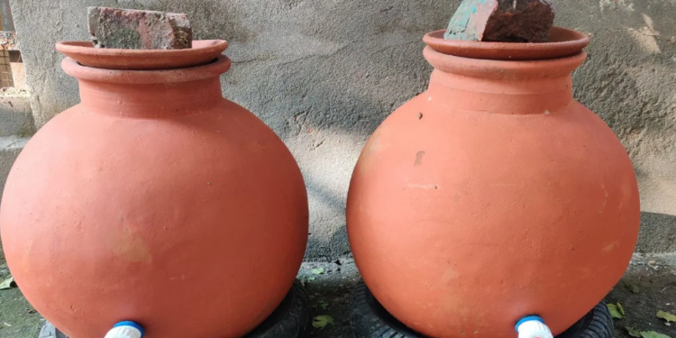 আপুনিও গ্ৰীষ্মকালত মাটিৰ পাত্ৰৰ পানী সেৱন কৰে নেকি? তেন্তে কৰক এই বিশেষ কাম…