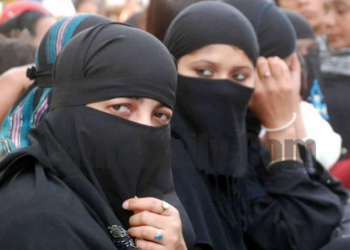 পাকিস্তানৰ বিৰুদ্ধে ক্ষোভ প্ৰকাশৰ সময়তে ২ মহিলাৰ কাণ্ড দেখি চকু কঁপালত উঠিল সকলোৰে