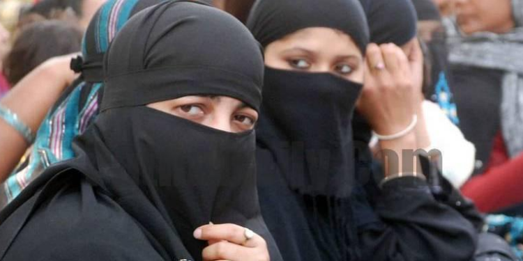 পাকিস্তানৰ বিৰুদ্ধে ক্ষোভ প্ৰকাশৰ সময়তে ২ মহিলাৰ কাণ্ড দেখি চকু কঁপালত উঠিল সকলোৰে