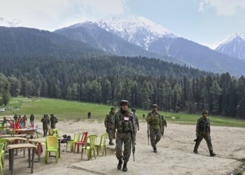 শংকাত জীৱন কটাইছে পাকিস্তানীয়ে! ভাৰতক সকীয়নি দিয়া পাকিস্তানৰ প্ৰাক্তন বৈদেশিক মন্ত্ৰীৰ সপৰিয়ালে কানাডালৈ পলায়ন