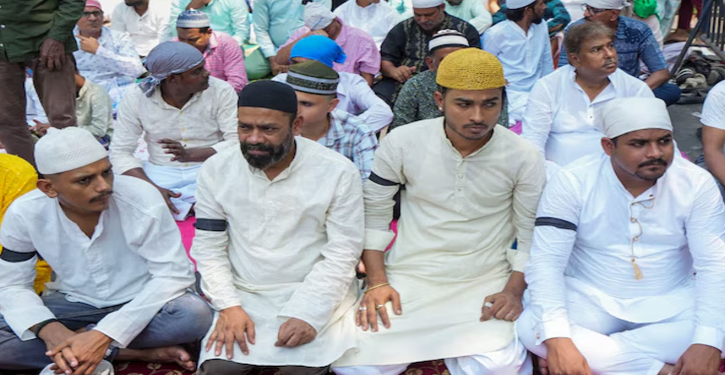 ৱাকফ বিধেয়কৰ বিৰুদ্ধে প্ৰতিবাদ কৰি বিপদত ২৪ গৰাকী লোক… বিহিলে জৰিমনা