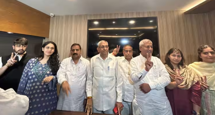 কেজৰিৱাল নেতৃত্বাধীন আপত মোক্ষম আঘাত; একেলগে ১৫ পাৰিষদৰ দল ত্যাগ